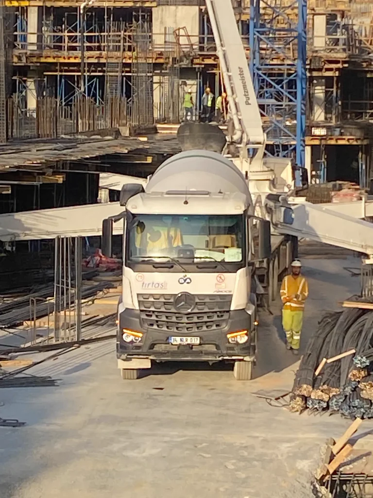Tırtaş mixer pulling up to a concrete pump on site
