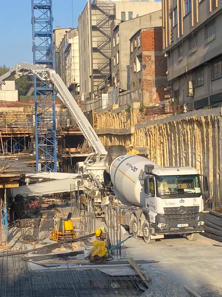 Feeding a concrete pump from a Tırtaş mixer